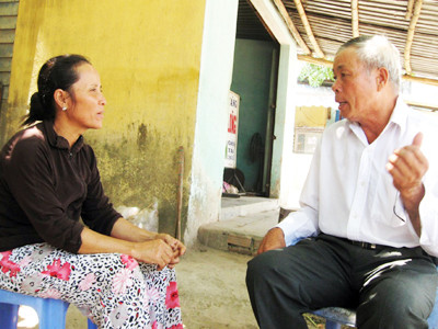 Ông Trần Công Tương vận động người dân trong thôn tình nguyện hiến giác mạc. Ảnh H. Văn