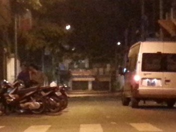 Công an huyện đi đá bóng gây náo loạn