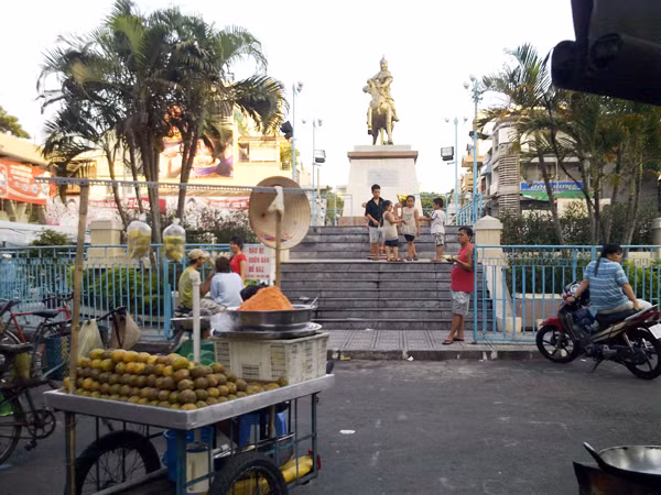 Những tượng đài làm xấu thành phố