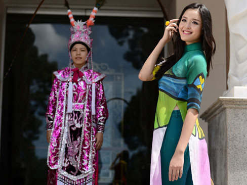 Á hậu Hoàng Anh rạng rỡ cùng áo dài Việt