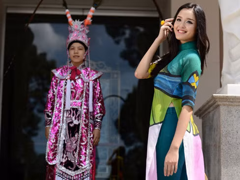 Á hậu Hoàng Anh rạng rỡ cùng áo dài Việt