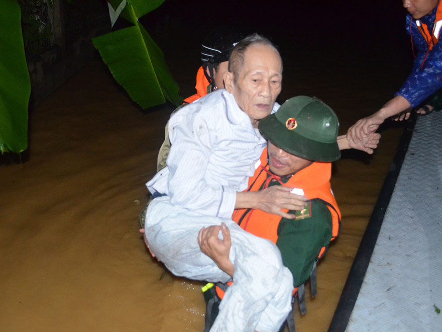 Tình người nơi rốn lũ