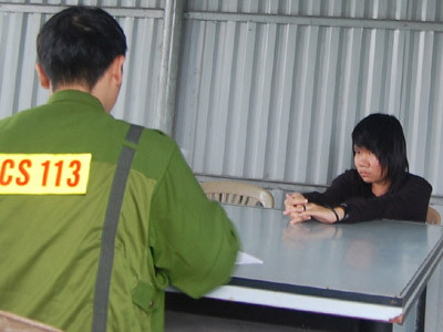 Một trong 3 cô gái đang trình bày với công an Đà Nẵng