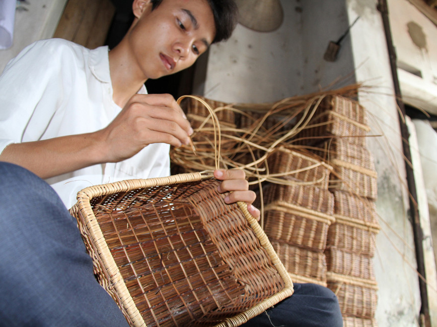 Thủ khoa đan mây tre, kiếm tiền giúp mẹ