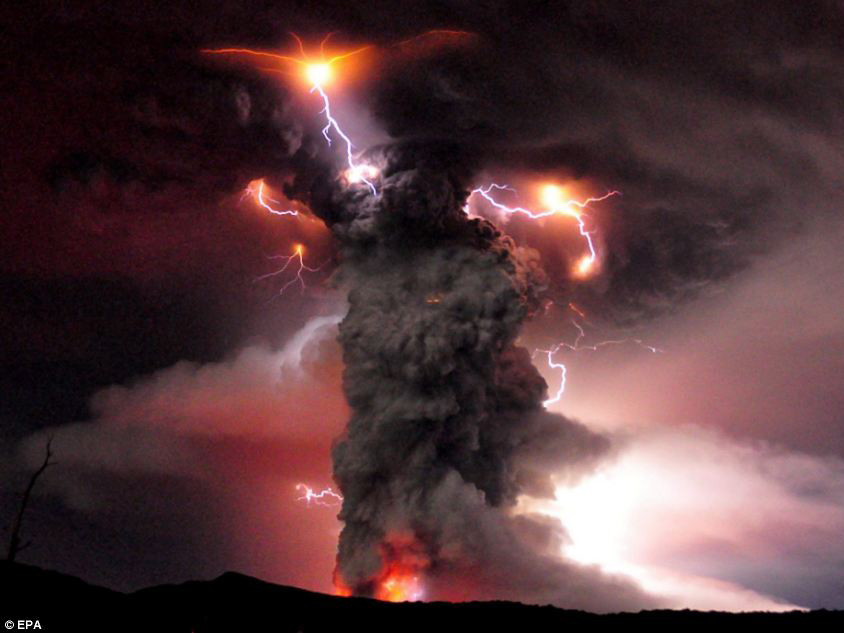 Tro bụi núi lửa phủ kín bầu trời Chile