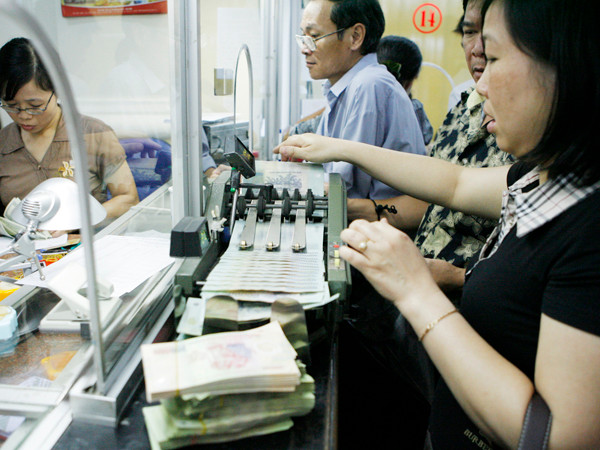 Việc Ngân hàng Nhà nước khống chế trần lãi suất huy động 14% được coi là một biện pháp hành chính Ảnh: Hồng Vĩnh