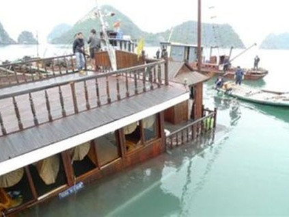 Chìm tàu du lịch do quên bơm nước