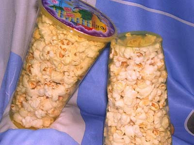 Bị bắn chết vì… nhai bắp rang bơ quá to