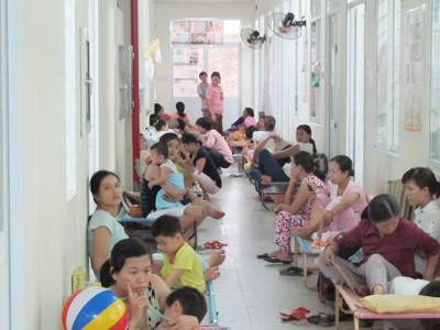 Nhập cư ồ ạt là một trong những nguyên nhân gây nên quá tải tại bệnh viện (trong ảnh: bệnh nhân kê giường ngoài hành lang ở BV phụ sản nhi Đà Nẵng) Ảnh: Nam Cường