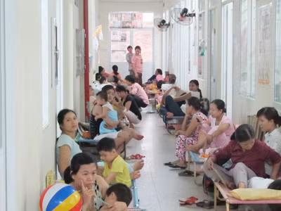 Nhập cư ồ ạt là một trong những nguyên nhân gây nên quá tải tại bệnh viện (trong ảnh: bệnh nhân kê giường ngoài hành lang ở BV phụ sản nhi Đà Nẵng) Ảnh: Nam Cường