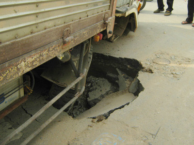 TPHCM: Xe tải lại sụp hố tử thần