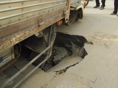 TPHCM: Xe tải lại sụp hố tử thần