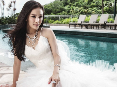 Dương Mịch hóa cô dâu gợi cảm