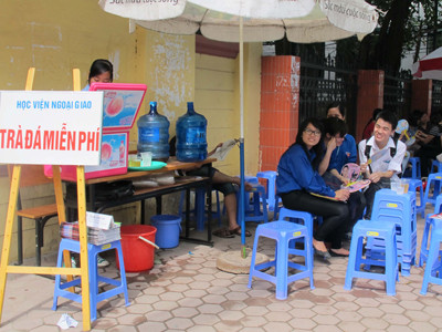 Cảnh bán hàng ăn trên vỉa hè Ảnh: Hồ Thu