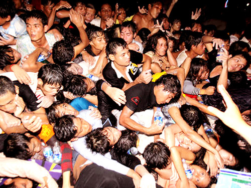 Gần 400 người bị giẫm đạp tới chết