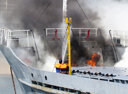 Cứu tàu cháy và người rơi xuống biển