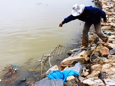 Nhiều đoạn rọ đá của bờ kè đã bị trôi xuống sông