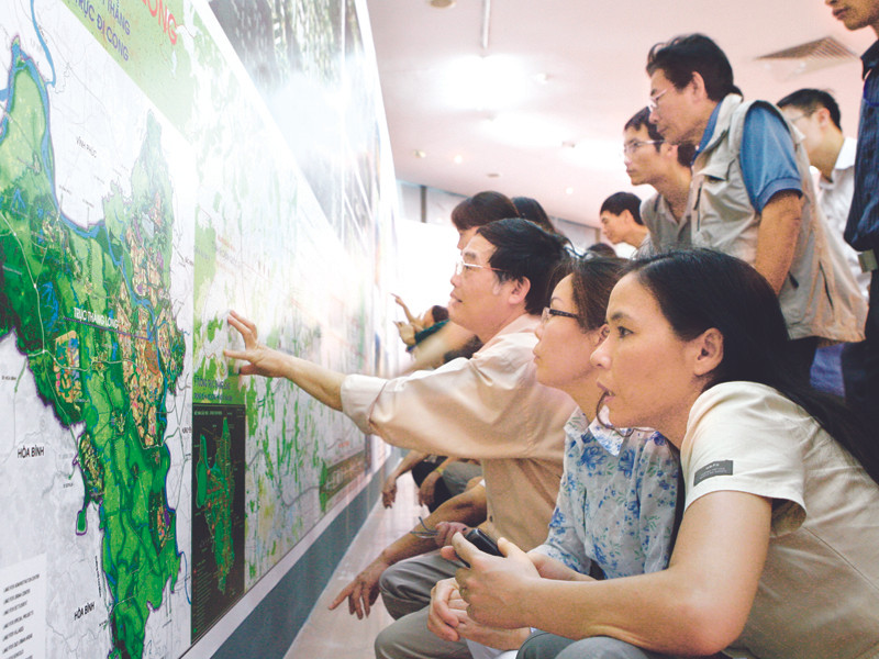 Người dân đến xem triển lãm quy hoạch chung xây dựng Thủ đô Hà Nội