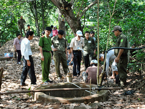 Dùng máy bơm bơm nước giếng lên để truy tìm chứng cứ tại nhà vợ bí thư xã