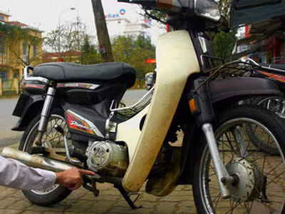 Xe máy bỗng dưng bốc cháy trước cổng chợ