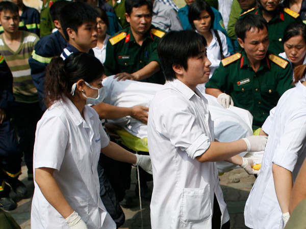 Toàn cảnh vụ nổ bình gas, sập nhà qua video