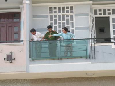 Công an thực nghiệm hành vi chữa cháy của ông Sữa chiều 22-2 Ảnh: Xuân Thủy