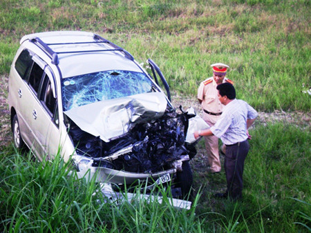 Xe bảy chỗ đấu đầu container, 12 người bị thương