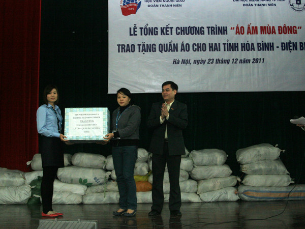 Học viện Ngoại giao trao tặng “Áo ấm Mùa đông”