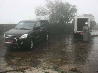 Giữa bão Haiyan, ngược đỉnh đèo Hải Vân cứu sóng