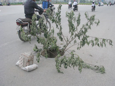 'Bốc hơi' nhiều nắp hố ga