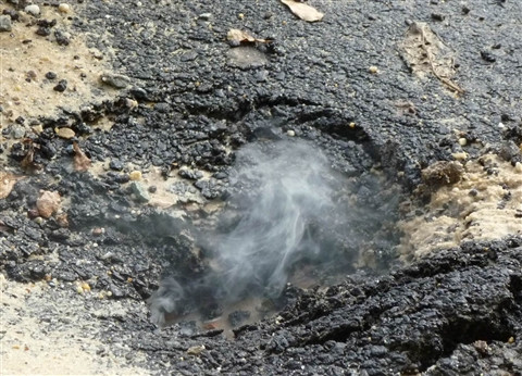 Vụ ‘mặt đường phát nổ, phun lửa’ vẫn trong vòng bí ẩn