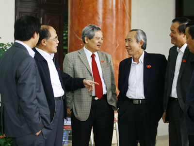 Các đại biểu Quốc hội khóa XII trao đổi bên hành lang Quốc hội. Ảnh: Hồng Vĩnh