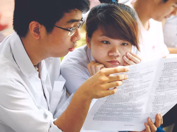 Thí sinh tại kỳ thi tuyển sinh ĐH,CĐ năm 2011. Ảnh: Hồng Vĩnh