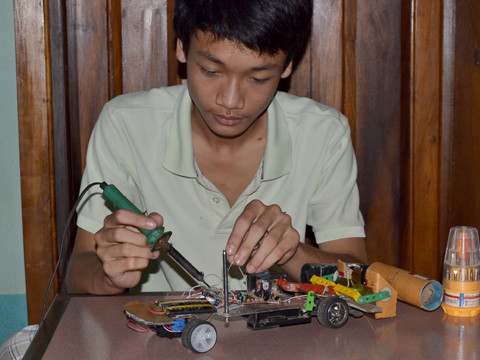 'Kỹ sư' tuổi teen và gia tài từ… rác