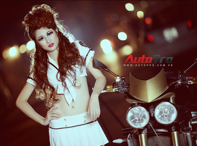 Nữ cảnh sát gợi cảm đêm Halloween