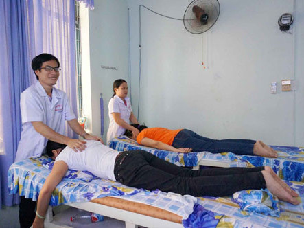 Cùng nhau đi qua bóng tối