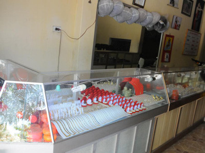 Cướp tiệm vàng, đâm ba người thương vong