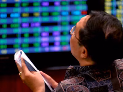 Sắc xanh trở lại hai sàn chứng khoán