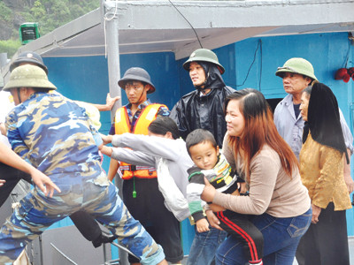 Chống đỡ bão Sơn Tinh