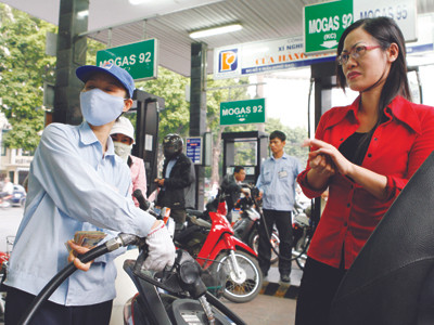 Người tiêu dùng luôn thấp thỏm với giá xăng dầu. Ảnh: Hồng vĩnh