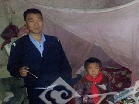 Nhân viên cảnh sát tặng cho cậu bé chiếc đồng hồ báo thức