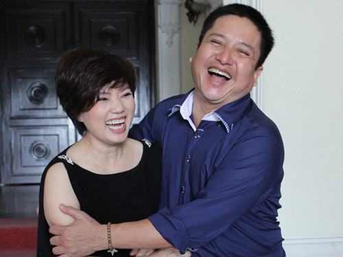 Chí Trung tươi rói bên vợ sau khi bỏ Táo Giao thông