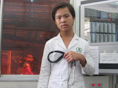 Kẻ lang thang giả bác sĩ lừa bệnh nhân