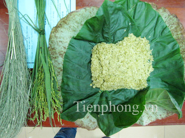 Cốm Vòng làm mộc - không nhuộm phẩm màu vẫn được nhiều người ưa chuộng. Ảnh: Tuấn Nguyễn