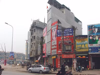 Nhà siêu mỏng, siêu méo tràn lan tại ngã tư Khuất Duy Tiến - Nguyễn Trãi. Ảnh: Minh Tuấn