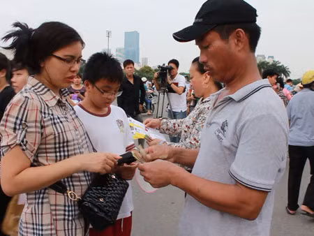 ‘Chặt chém’, đe dọa phóng viên trong ngày Nick diễn thuyết