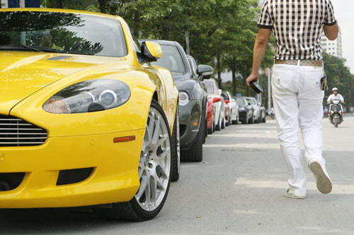 Dàn siêu xe ‘thả dáng’ trên đường phố Hà Nội