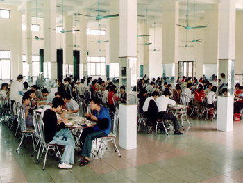 Sinh viên được trưởng khoa mời cơm trưa miễn phí