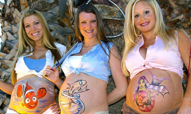 Ngắm tranh vẽ trên bụng bà bầu