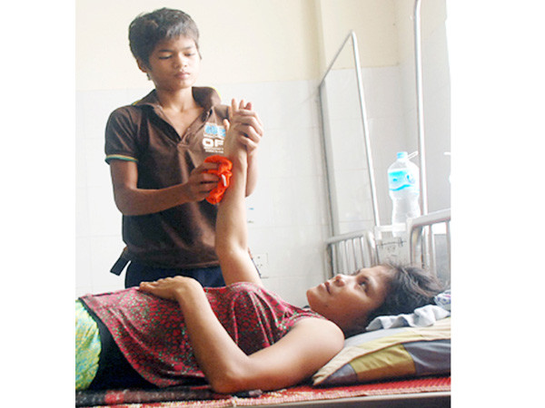 Bố mẹ cháu bị liệt cả rồi